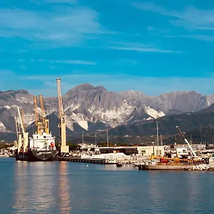 La Porta Sui Monti Di Luna Carrara
