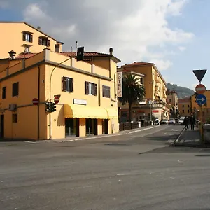 Hotel Dora, Carrara